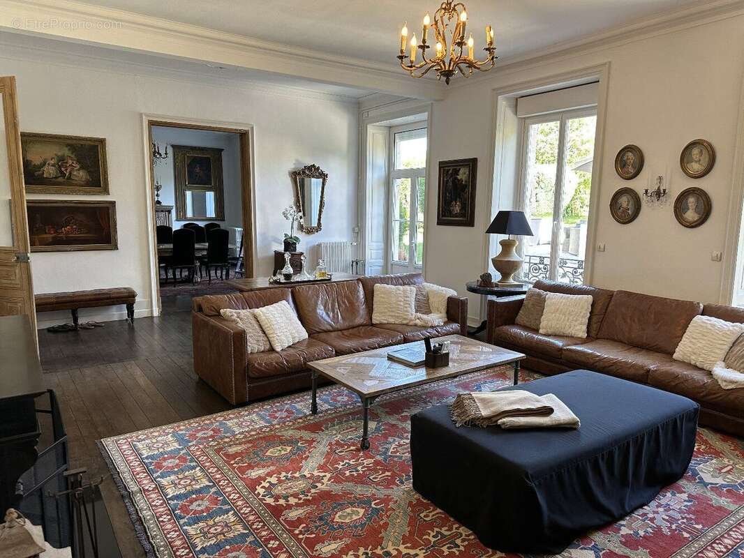 Superbe château de huit chambres entièrement rénové situé dans un magnifique parc - photo 2