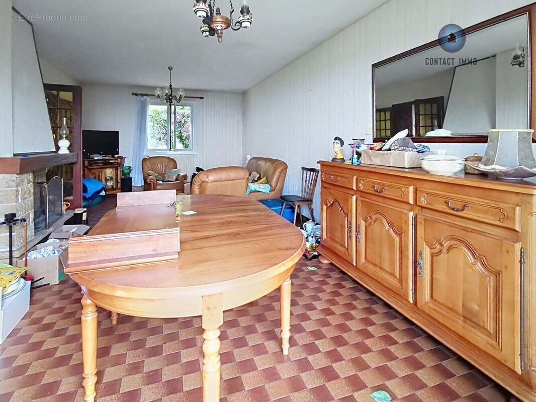 Maison à COLLONGES-LA-ROUGE