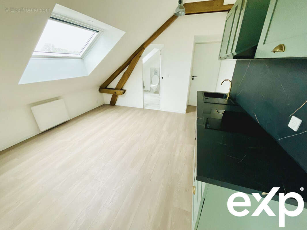 pièce de vie avec cuisine équipée  - Appartement à TROYES