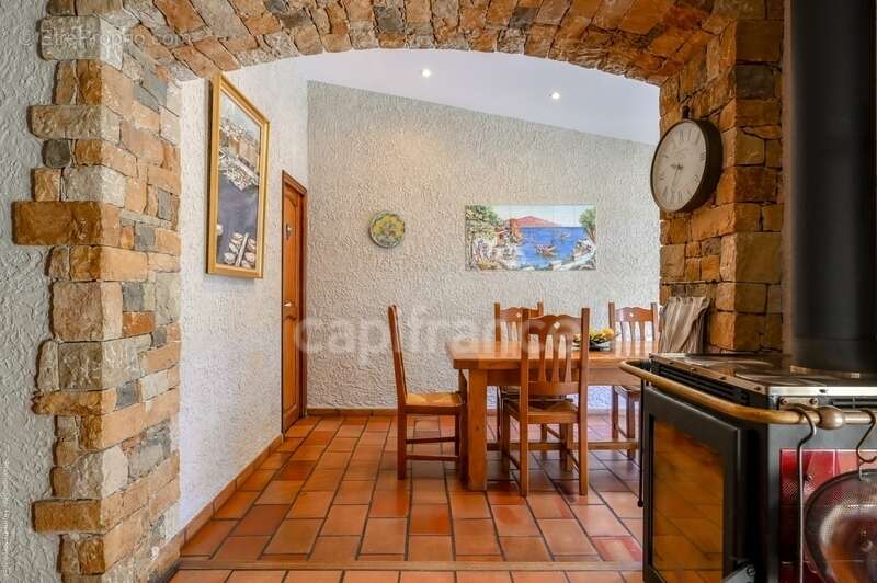 Maison à CEYRESTE