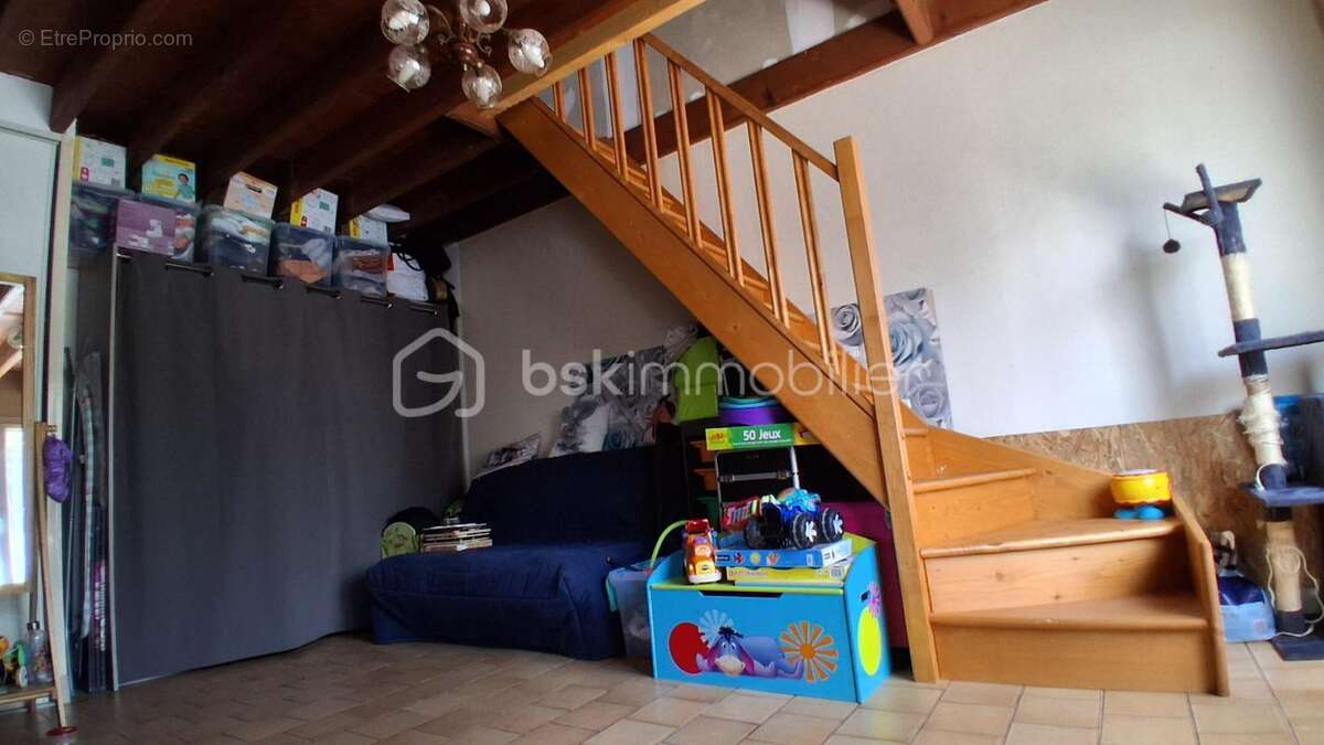 Maison de 71m² +(buanderie de 30m²+dependance de 70m² avec possibilite d'amenagement). terrain 703m² - photo 6