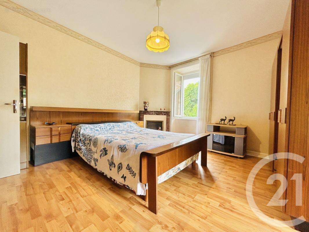 Maison à SAINT-LAURENT-SUR-GORRE