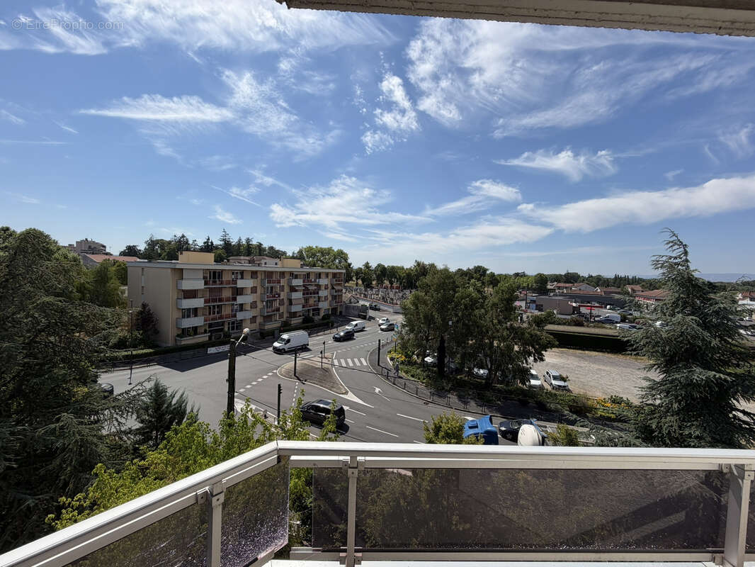 À Feurs, grand appartement au dernier étage dans une  résidence sécurisée. - photo 2