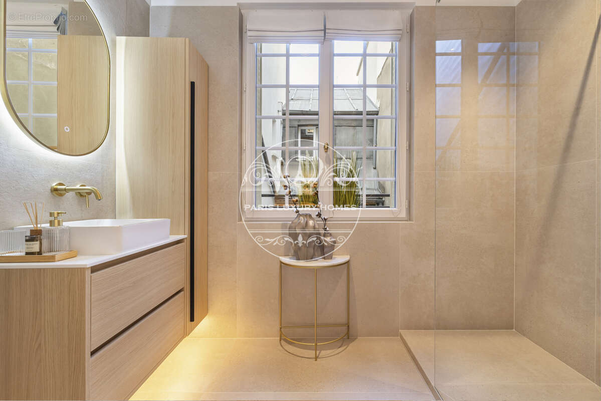 Appartement à PARIS-1E