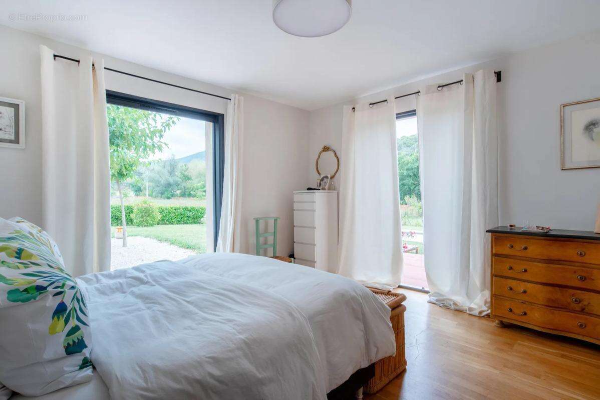 Maison à LA ROQUE-ESCLAPON