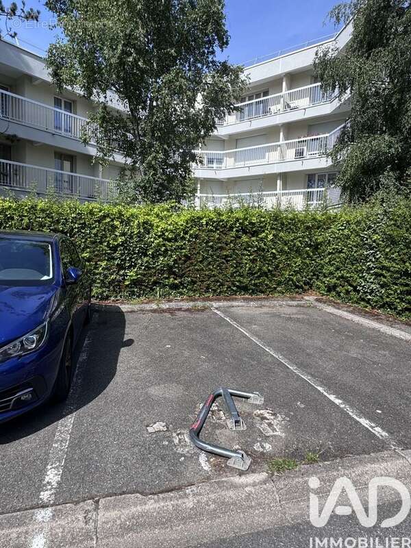 Photo 4 - Parking à LE MESNIL-SAINT-DENIS