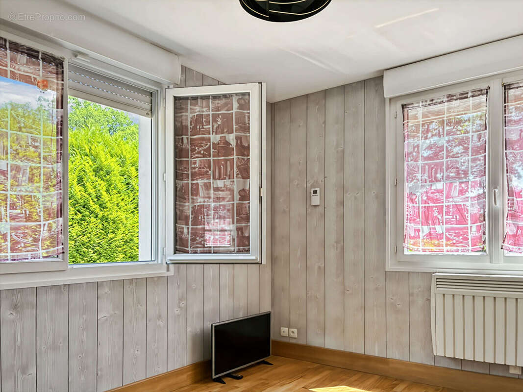 EN EXCLUSIVITÉ - Maison de plain-pied à Feins - 85 m² -Panneaux photovoltaïques, Terrain 7 300 m² , Dépendances - photo 11