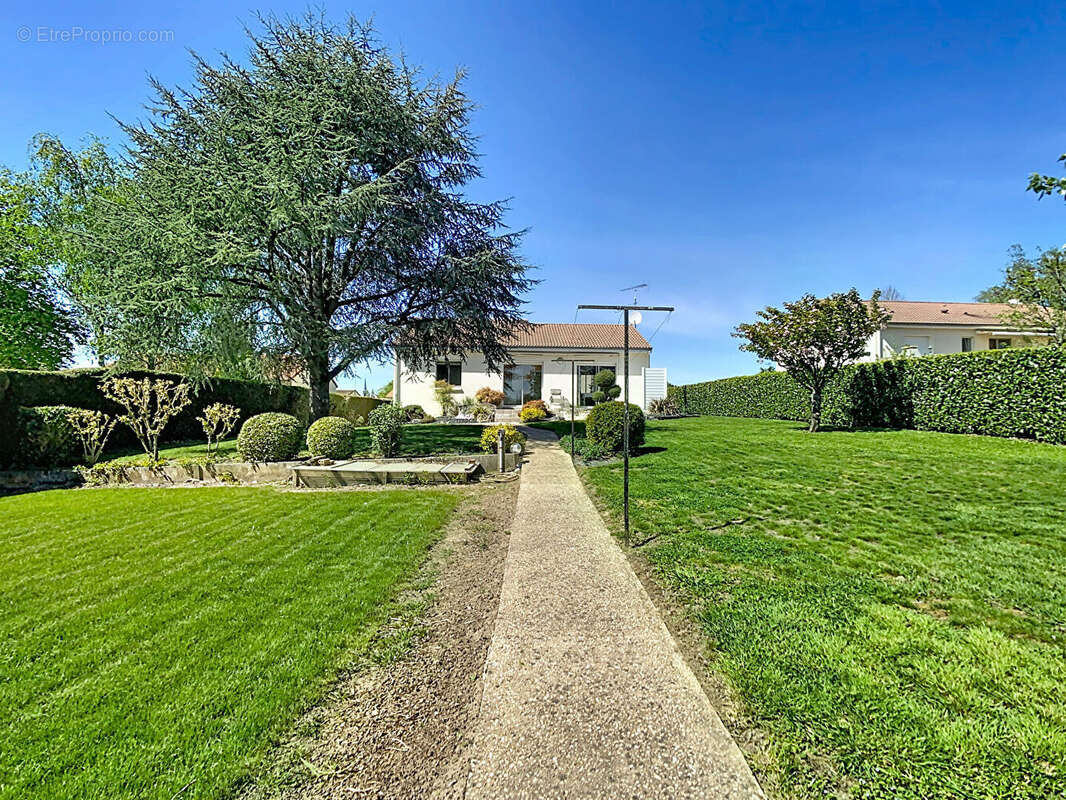 Maison à YZERNAY