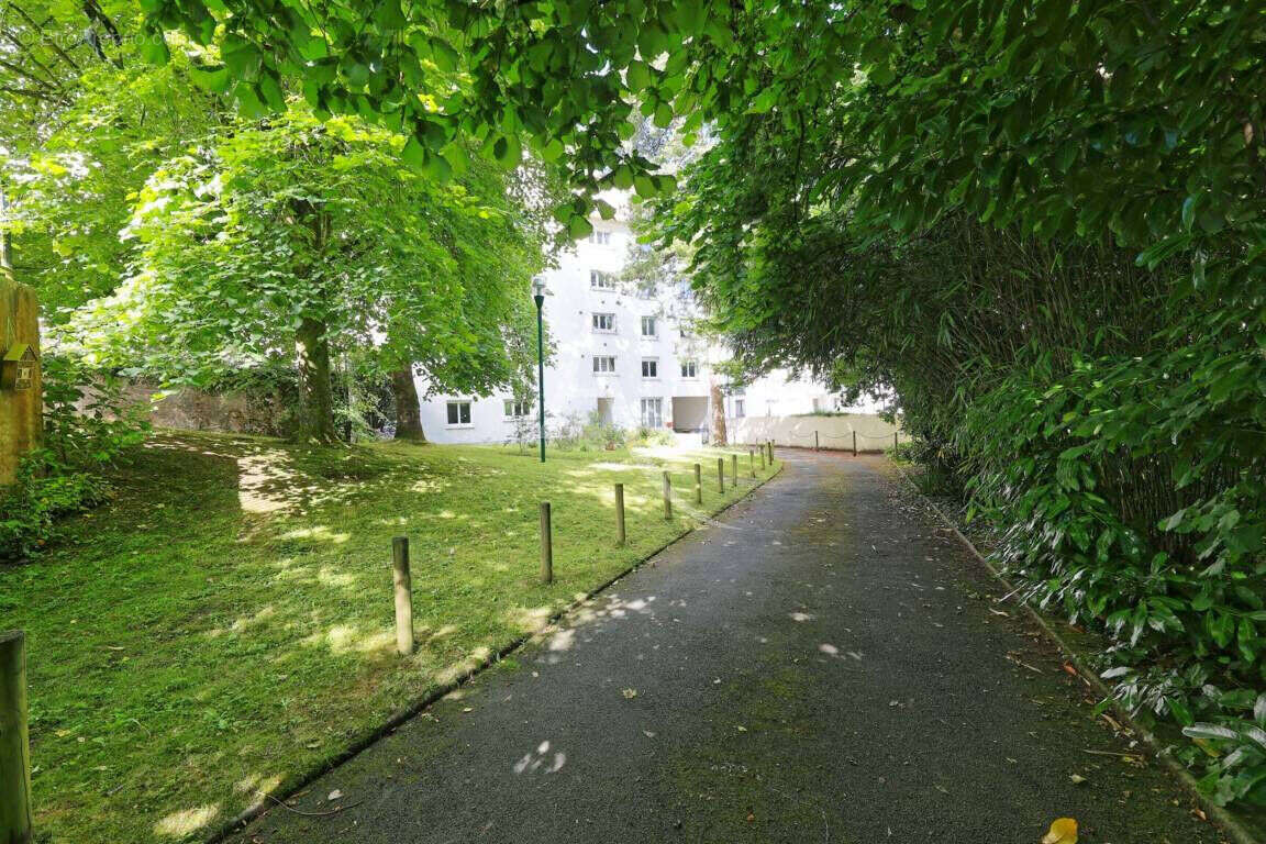 face au parc de la gaudinière - au 5 ème et dernier étage avec ascenseur et 2 places de stationnements au sous sol - photo 5