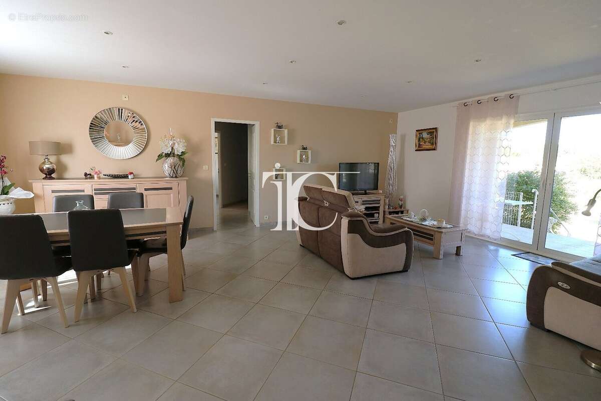 Maison en parfait état, 4 chambres dont une suite parentale avec dressing et salle d'eau, sur 2257 m² paysagés. - photo 5