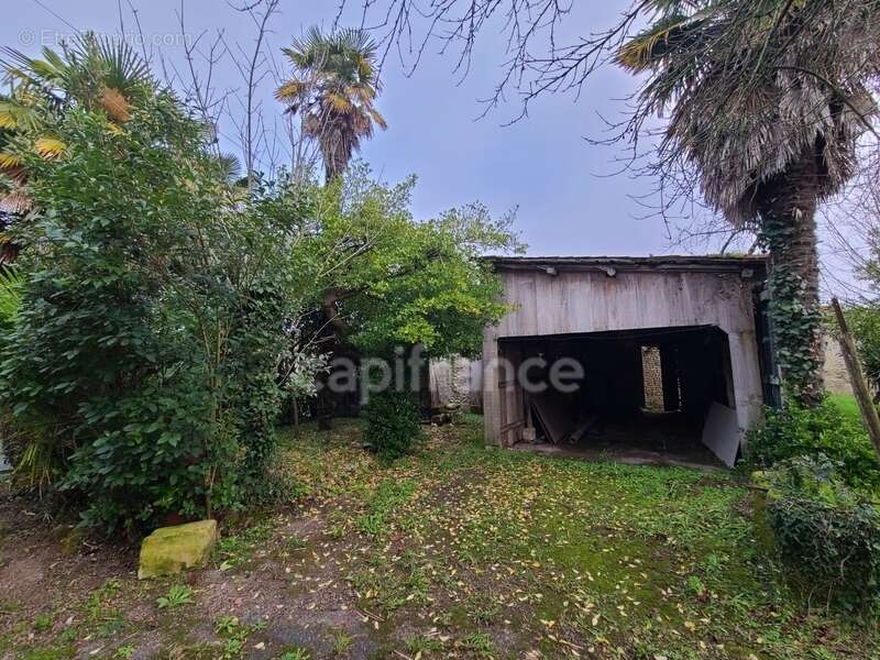 Maison à rénover avec dépendances NACHAMPS (17) - photo 2