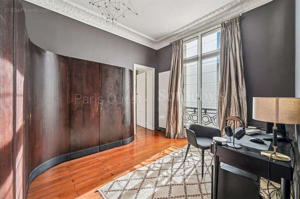 Appartement à PARIS-16E