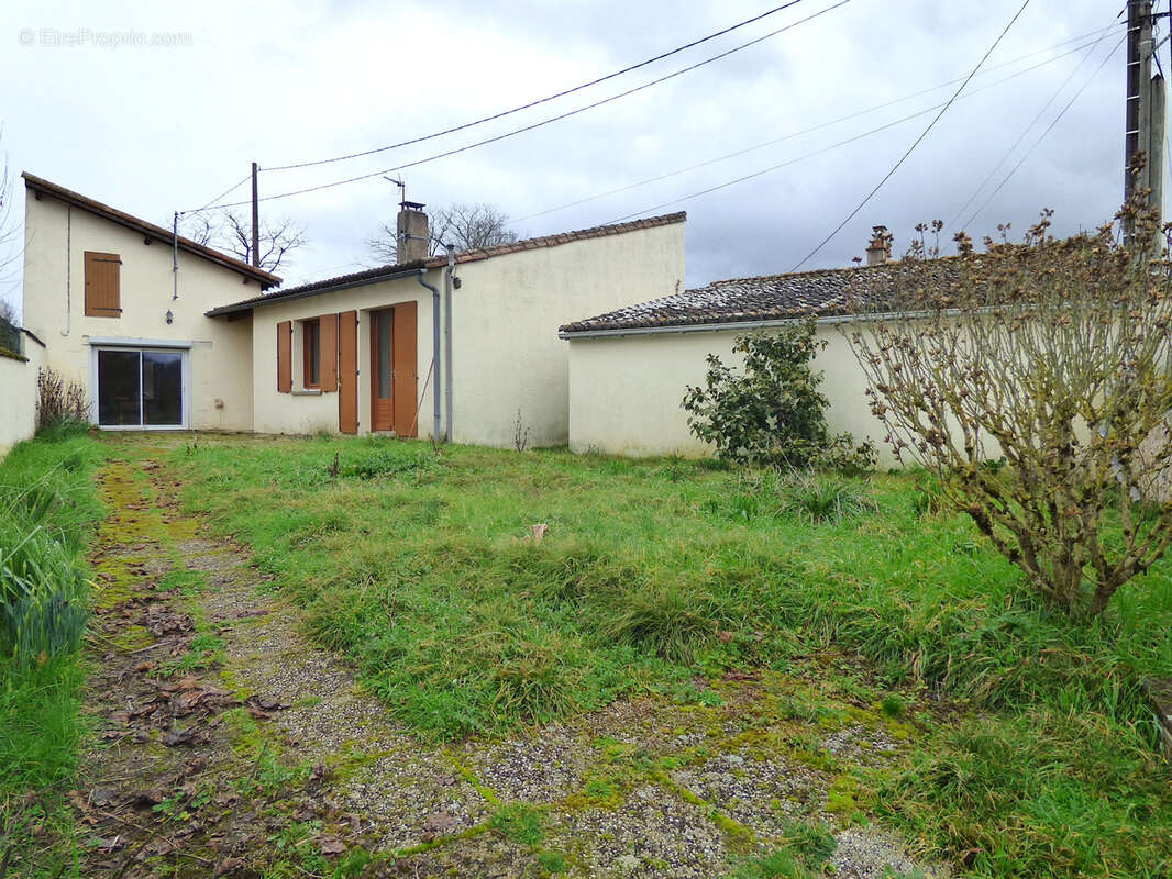 Maison à CHIRE-EN-MONTREUIL