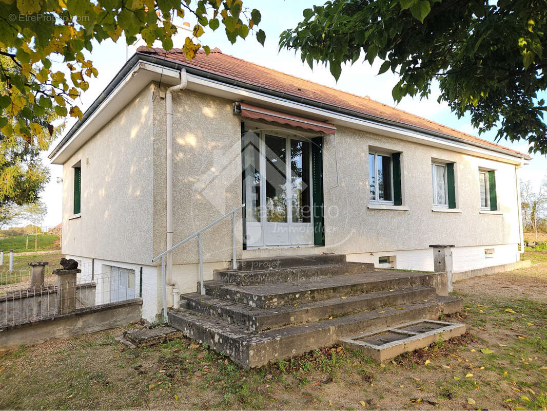 Maison à SAINT-LEGER-SUR-VOUZANCE
