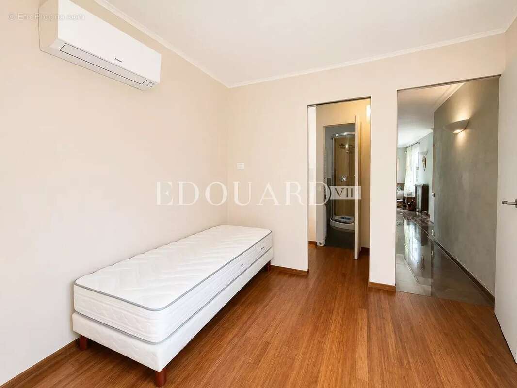 Villa indépendante à vendre, en excellent état avec piscine, jardin plat et vaste parking extérieur - photo 6