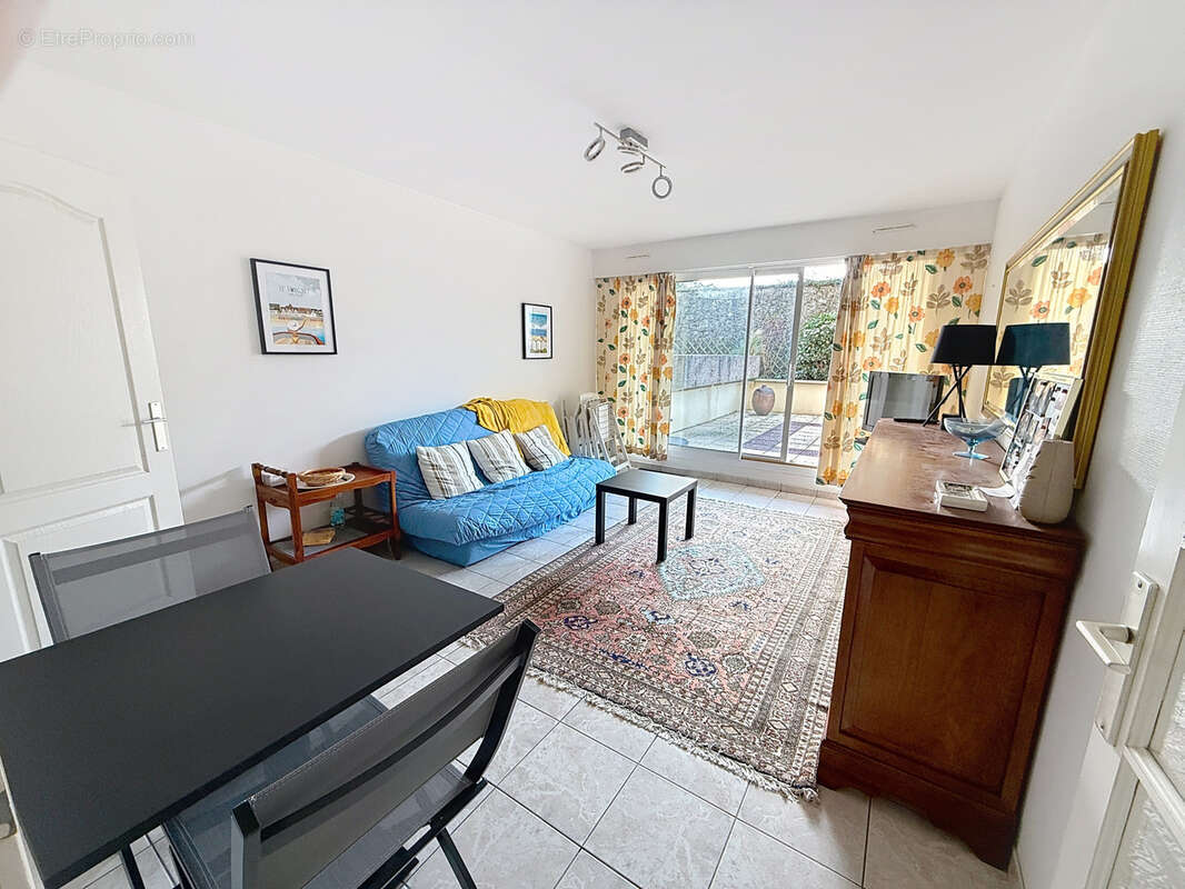 Appartement situe au coeur du triangle d'or et de la rue saint jean. - photo 3