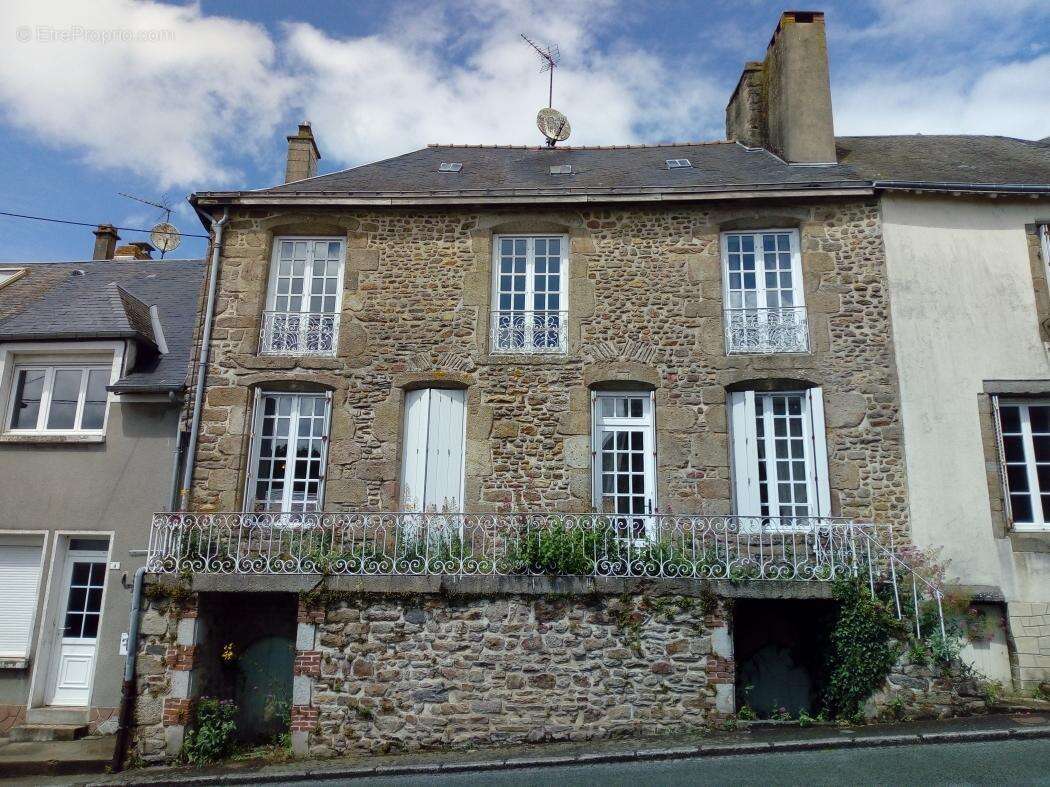 Maison à COURCITE