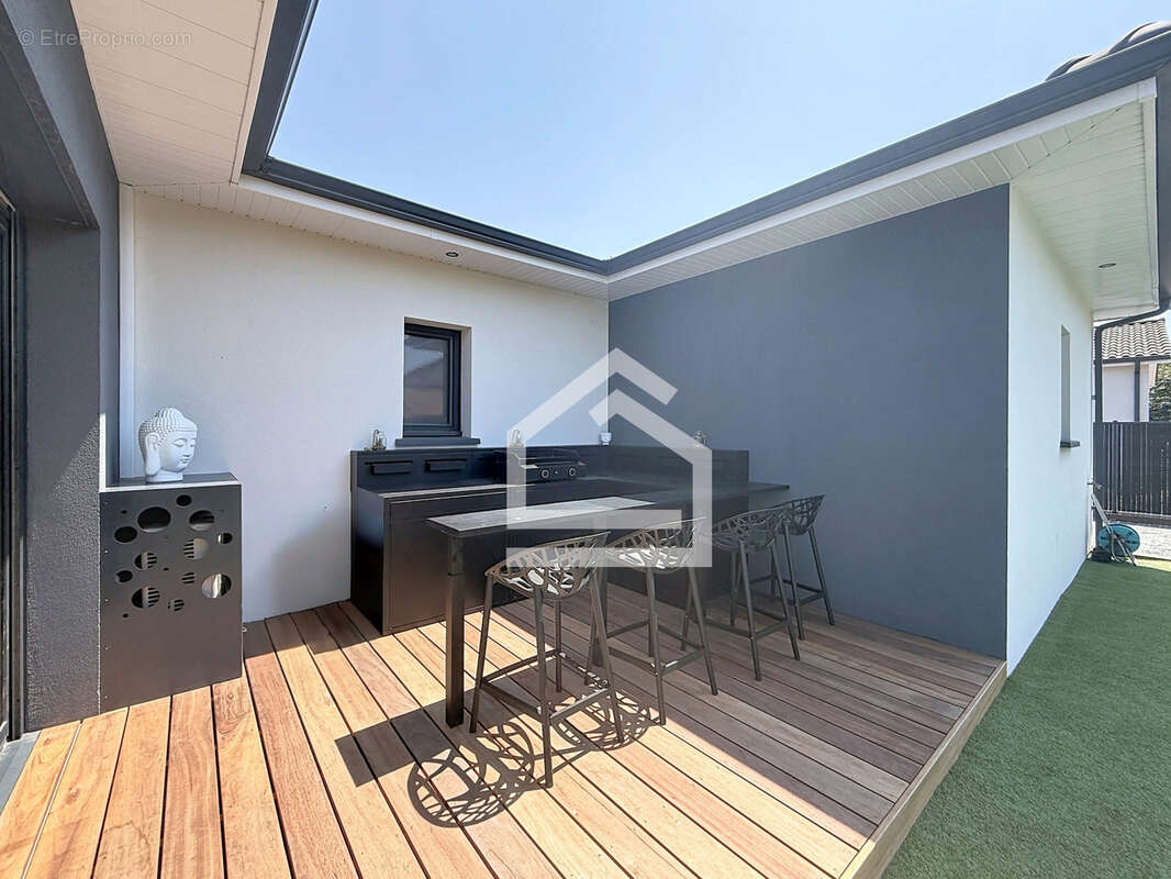 Soussans - Maison Contemporaine de 175m2, 5 chambres, piscine et garage. - photo 4