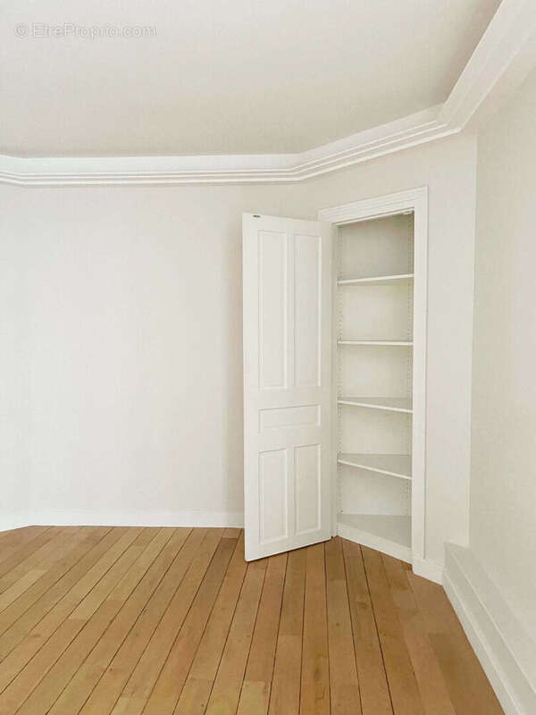 Commerce à PARIS-16E