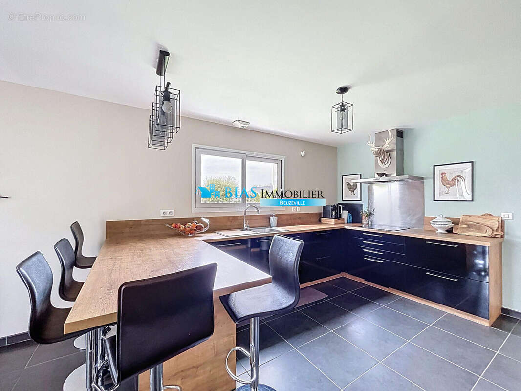 cuisine américaine aménagée équipée - Maison à BEUZEVILLE