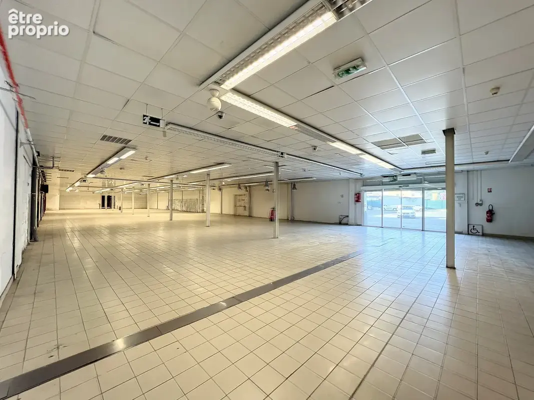 Roquebrune sur Argens En zone artisanale et commerciale, avec double visibilié, 1424 m2 sur deux niveaux : - photo 21