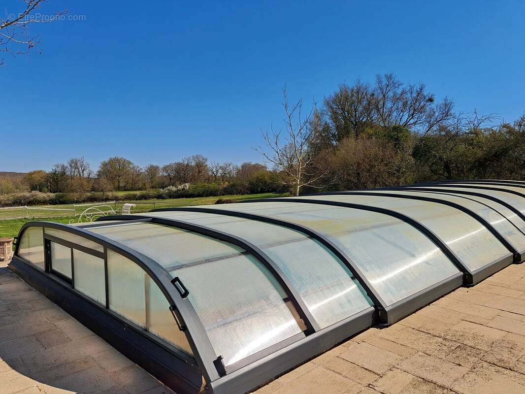 Ensemble immobilier de deux maisons avec vue et sur près de 5 hectares - photo 17