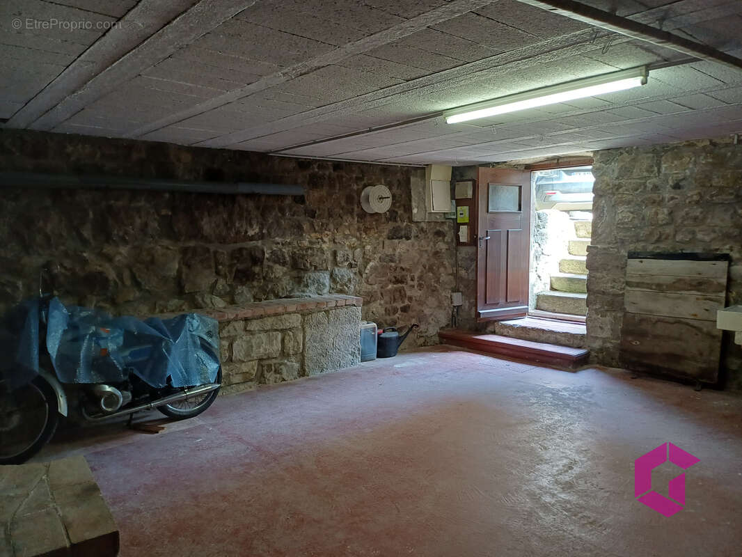 Maison de bourg avec cour et dépendances - photo 14