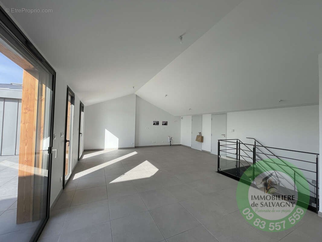 Appartement à LA TOUR-DE-SALVAGNY