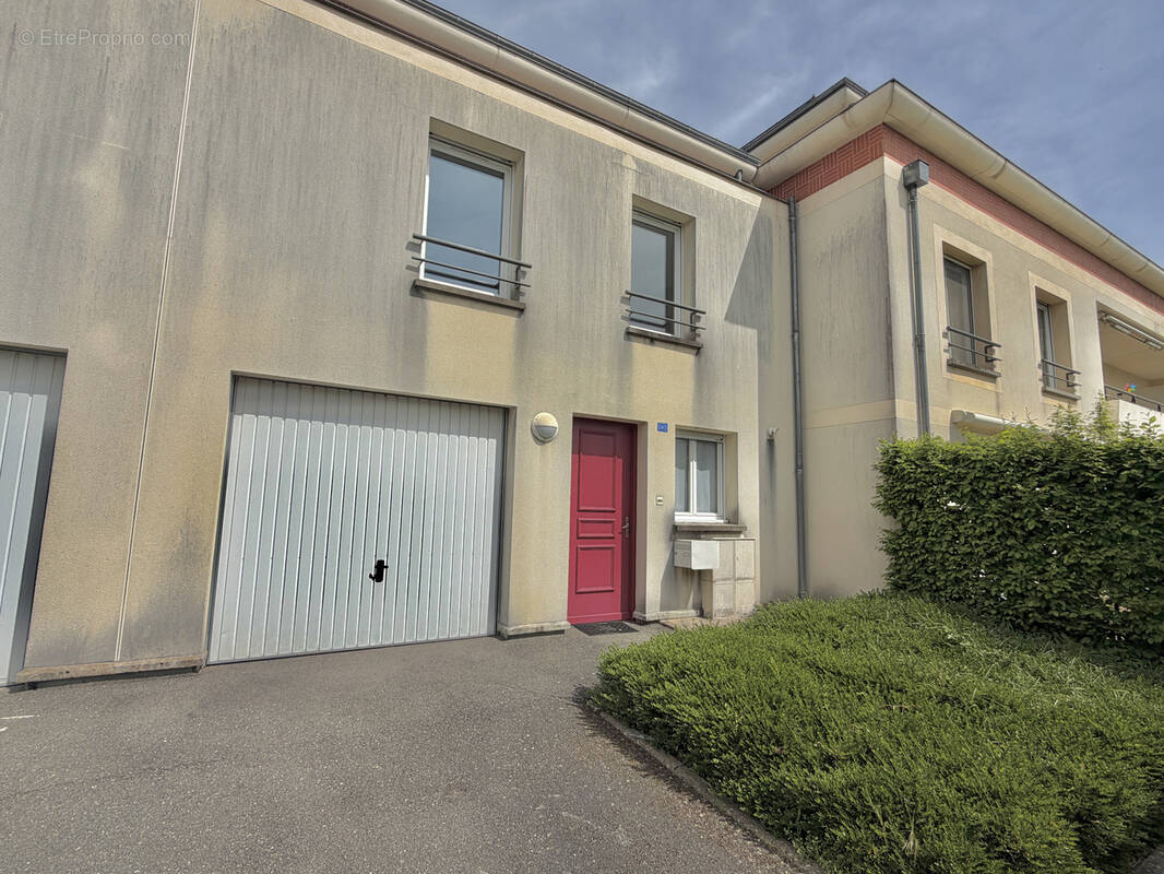 Maison à SAINT-JEAN-DE-BRAYE