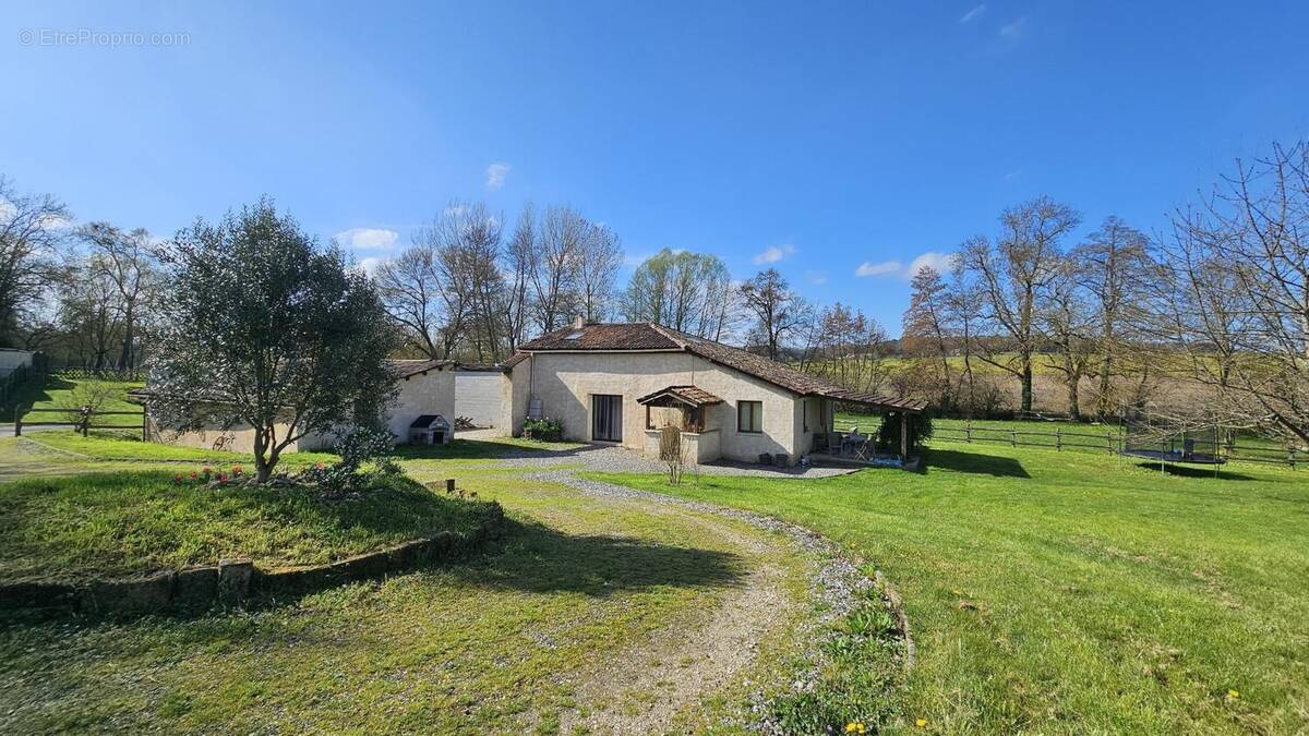 Photo 1 - Maison à BARBEZIEUX-SAINT-HILAIRE