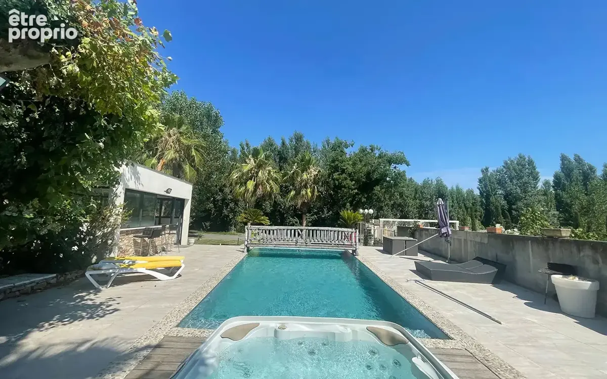 Mas de 273 m² habitable avec piscine et dépendances sur 5810 m² de jardin clos arboré. - photo 12