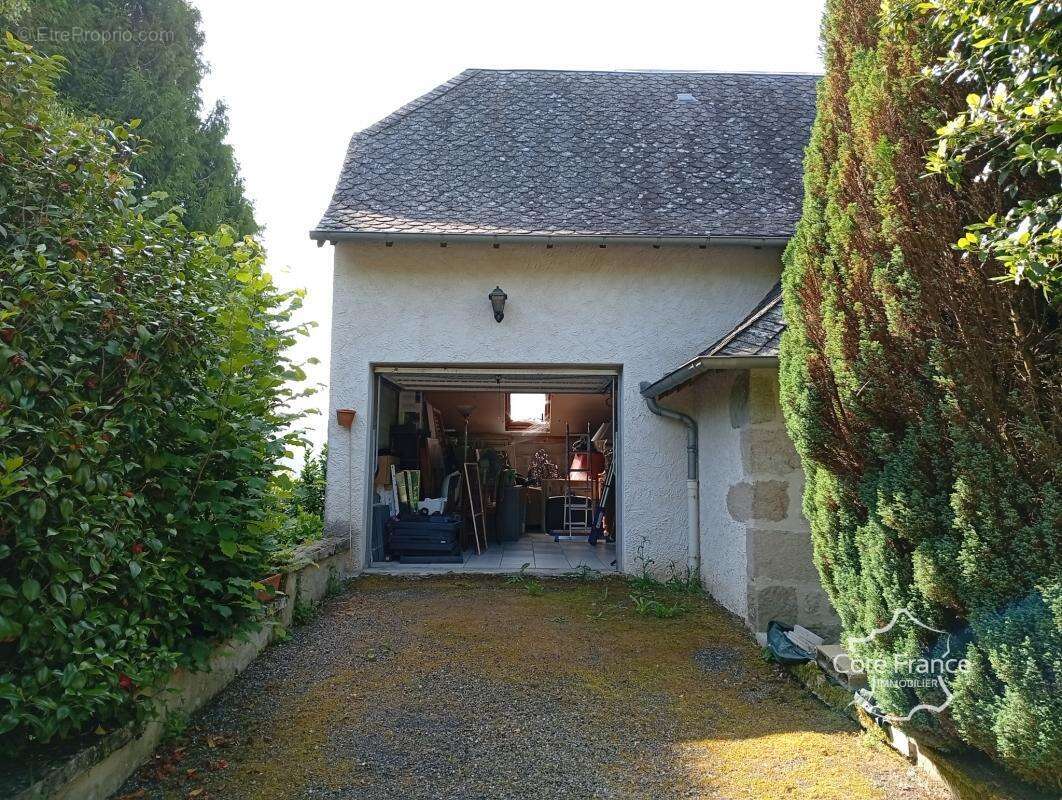 Maison à LA ROCHE-CANILLAC