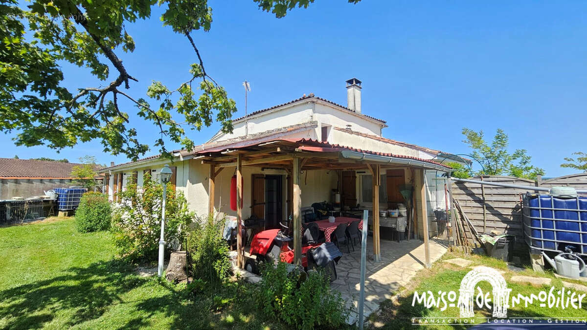 A vendre à CHERVES RICHEMONT - VAL DE COGNAC (16370)  - Maison de village de 6 pièces - 132m2 - Grand jardin arboré - photo 10