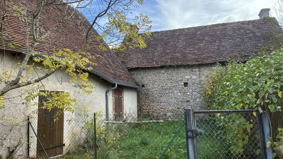 Petite maison de hameau avec une grange et un terrain - photo 10