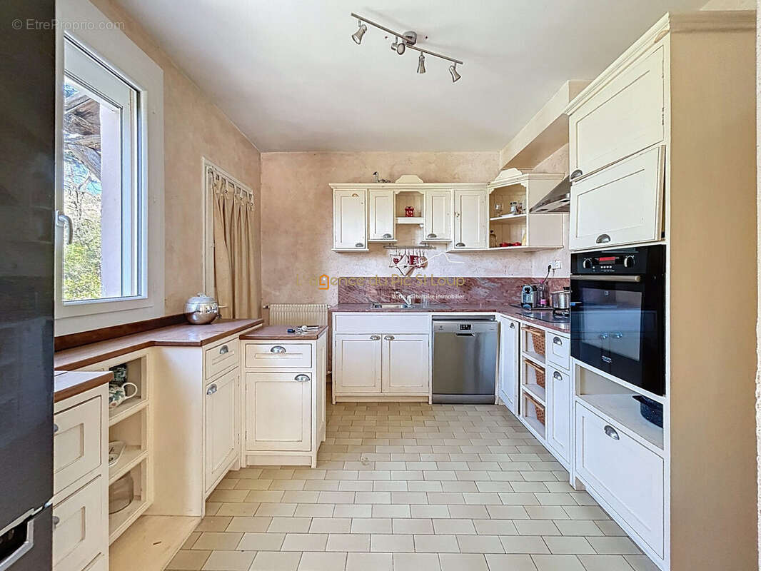 Maison à SAINT-CLEMENT-DE-RIVIERE