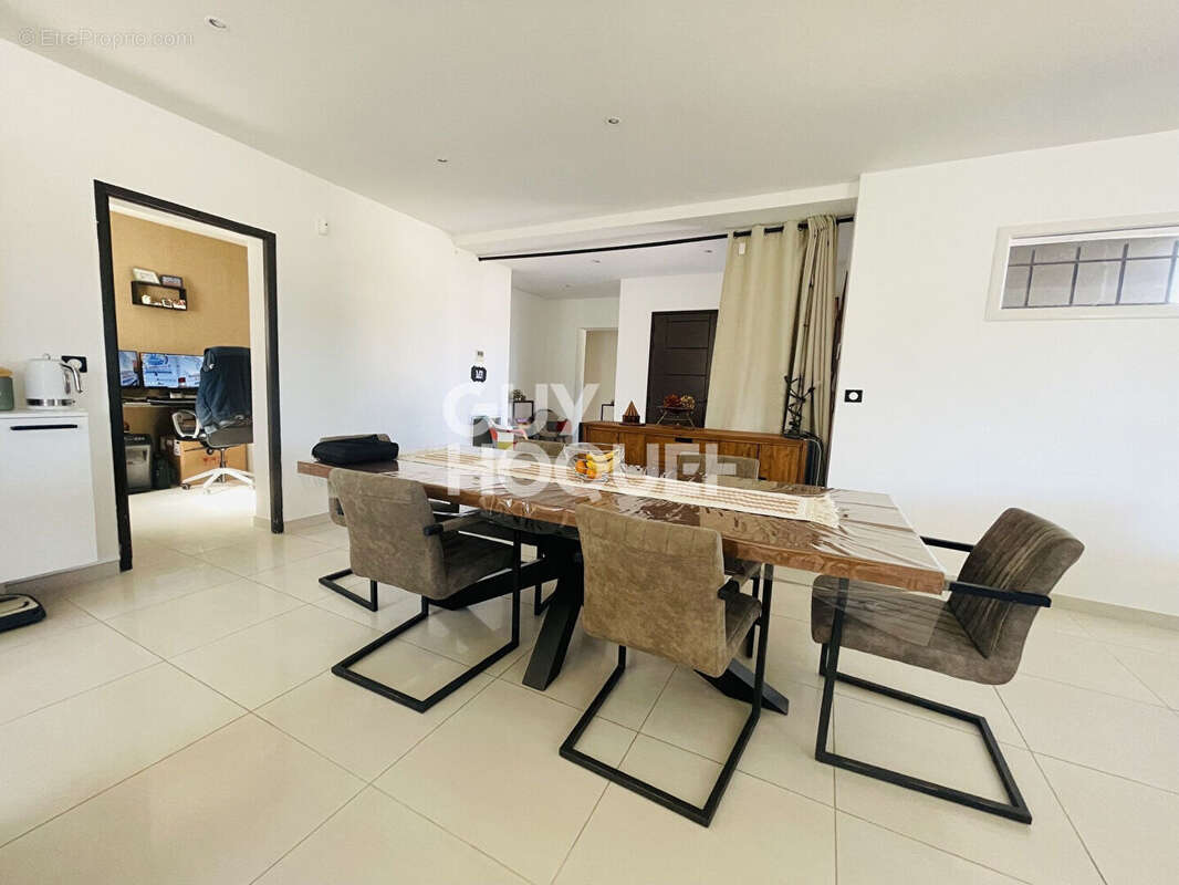 Contemporaine de plain-pied : piscine, 3 chambres, bureau et grand garage - photo 8