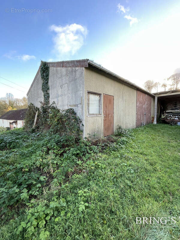 Commerce à VILLAINES-LA-CARELLE