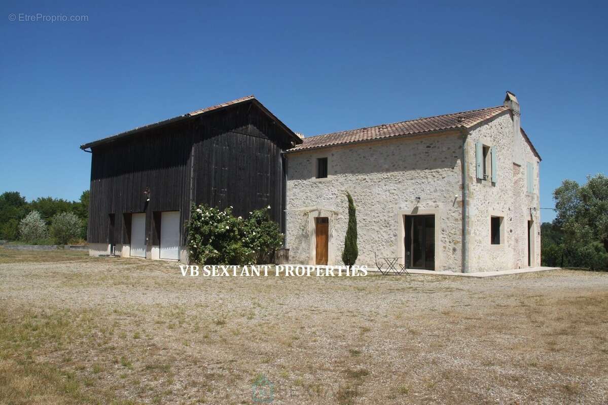 Sud Gironde, Belle maison de campagne rénovée, avec vue panoramique, dépendances  et piscine..11 hectares - photo 16