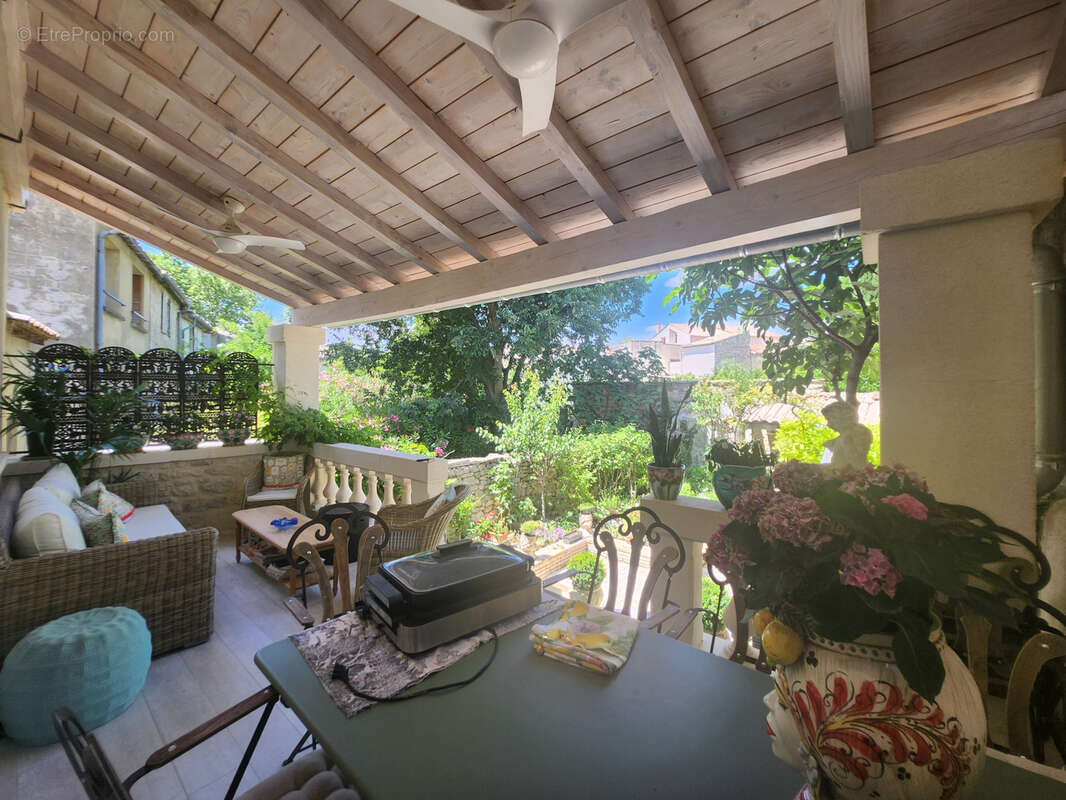 UZES Centre, Elégante maison de caractère d'exception, vendue meublée, jardin, terrasse et garage - photo 24
