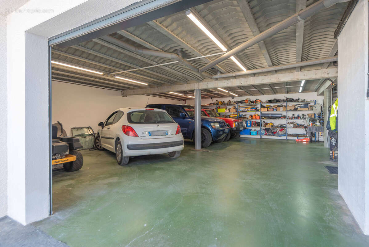 Maison moderne de 175m2 - 6400m2 de parc - garage de 228m2 - photo 15