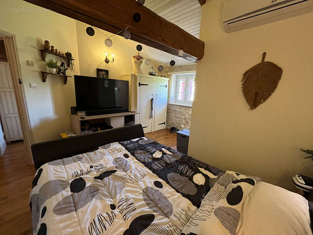 Charmante charentaise rénovée avec 4 chambres, piscine et vue dégagée - photo 12
