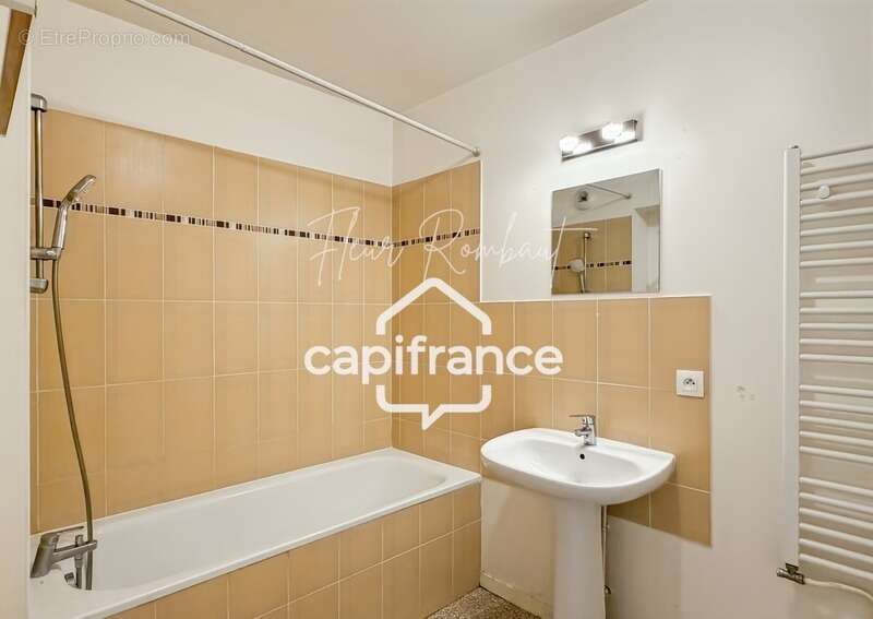 Appartement à LE MESNIL-SAINT-DENIS