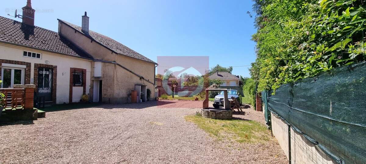 Maison 180 m² à La Guerche-Sur-L'aubois  - photo 2