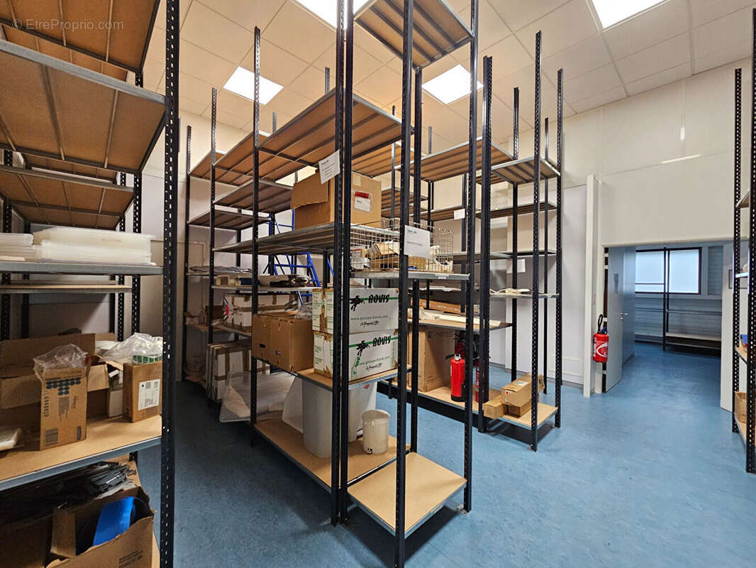 A VENDRE - LABORATOIRE - Montaigu Vendee - 1 200 m2 - photo 10