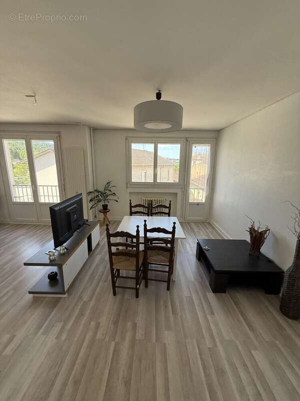 Appartement à LE CHAMBON-FEUGEROLLES