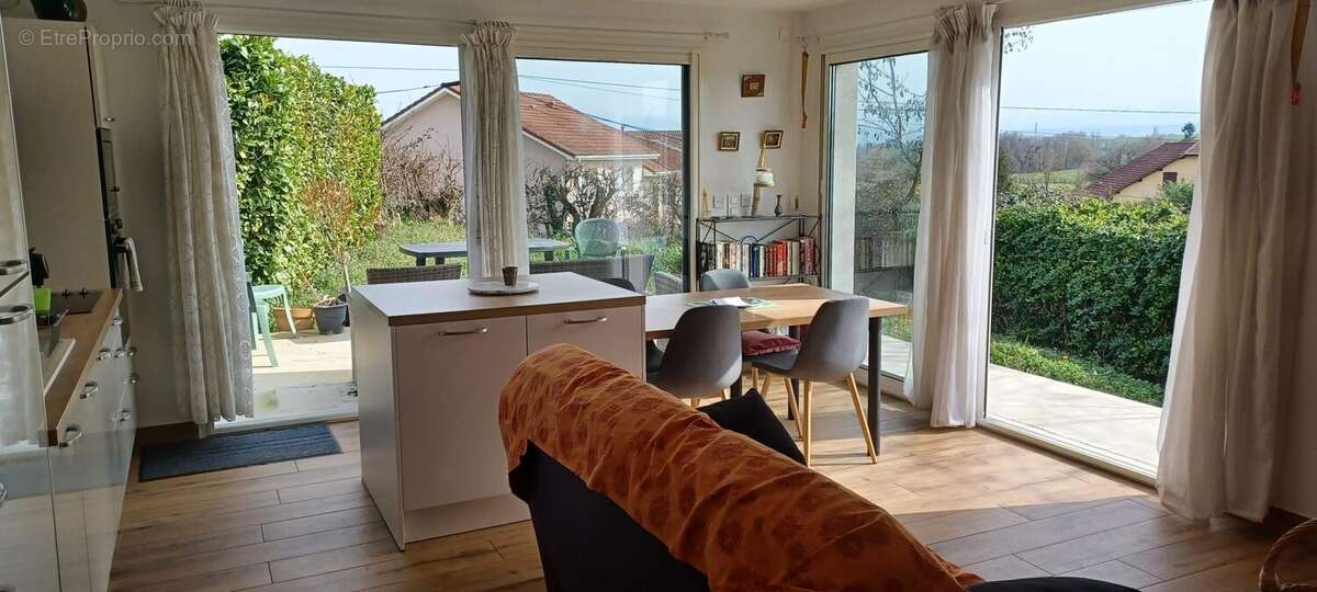 Maison à LA CHAPELLE-DE-LA-TOUR