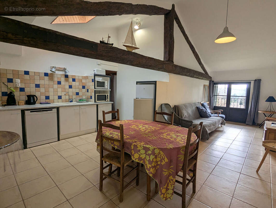 VILLECROZE, vaste bâtisse de 790 m² avec dépendances, garage et piscine - photo 16