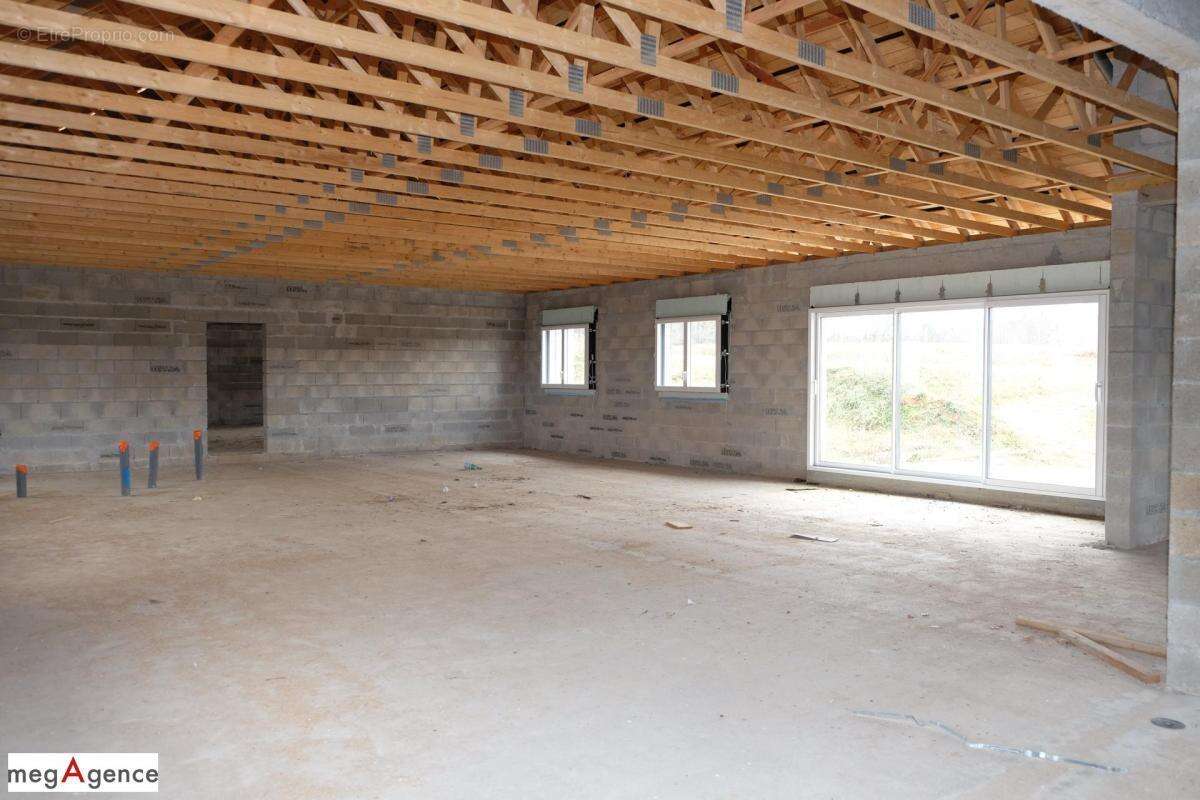 Maison à SAINT-GERMAIN-LES-VERGNES