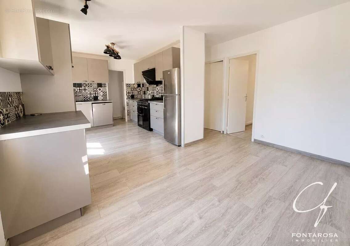 Fréjus – Quartier des Compassis  Maison rénovée de plain-pied avec mezzanine sur 1 811 m² de terrain - photo 4