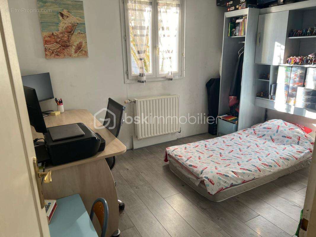 Maison + Studio indépendant + Jardin + Stationnements - photo 11